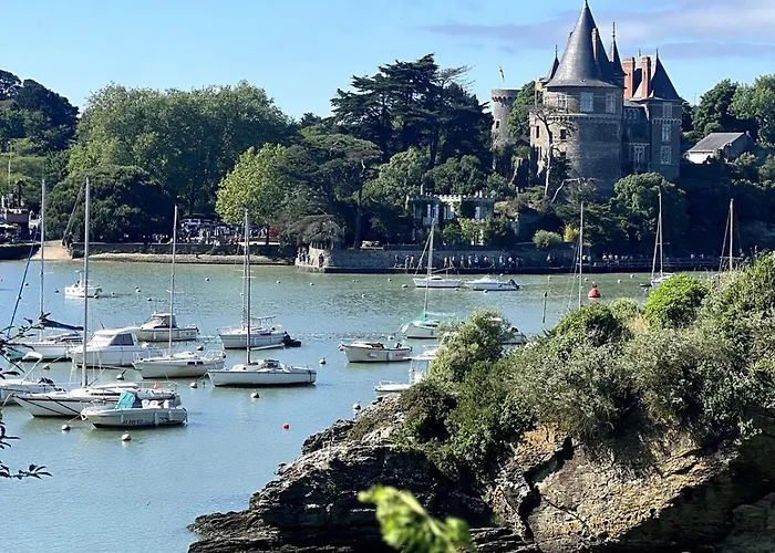 Sur Le Vieux Port De