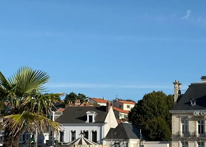 Sur Le Vieux Port De